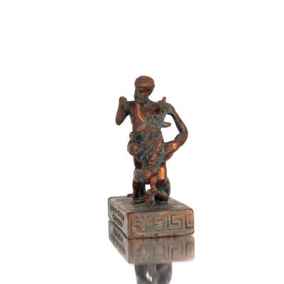 Θησέας & Μινώταυρος: Η τελευταία μάχη του ενός, μινωικός πολιτισμός 16εκ Ολόσωμο αγαλματίδιο από αλάβαστρο, αρχαία Ελλάδα Πολυεσ