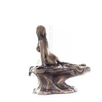 Kvinna poserar på en sten 13,5 x 13 cm Veronese brons galvaniserad helkroppsfigur, modern dekorativ Veronese 3 - grifon.se 