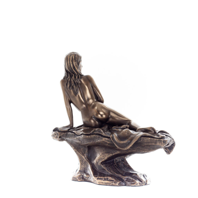 Kvinna poserar på en sten 13,5 x 13 cm Veronese brons galvaniserad helkroppsfigur, modern dekorativ Veronese 4 - grifon.se 