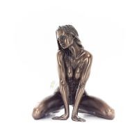 Modern naken kvinna sitter på knä 12,5 cm Veronese bronselektrolys staty för hela kroppen Veronese 1 - grifon.se 