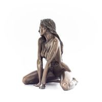 Modern naken kvinna sitter på knä 12,5 cm Veronese bronselektrolys staty för hela kroppen Veronese 6 - grifon.se 