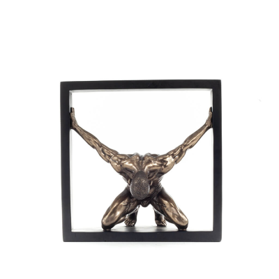 Knäböjande man i ram 20,5 cm Helfigur statyett med brons elektrolys av Veronese, Modernt Dekorativt Veronese 1 - grifon.se 