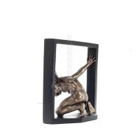 Knäböjande man i ram 20,5 cm Helfigur statyett med brons elektrolys av Veronese, Modernt Dekorativt Veronese 3 - grifon.se 