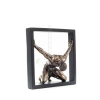 Knäböjande man i ram 20,5 cm Helfigur statyett med brons elektrolys av Veronese, Modernt Dekorativt Veronese 6 - grifon.se 