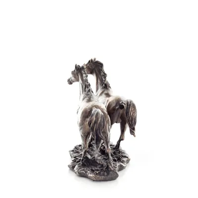 Häst eller Equine, två fria hästar som springer i naturen, 28 cm. Helkroppsstatyett med brons elektroplätering Veronese Veronese
