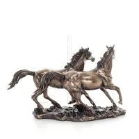 Häst eller Equine, två fria hästar som springer i naturen, 28 cm. Helkroppsstatyett med brons elektroplätering Veronese Veronese