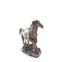 Häst eller Equine, två fria hästar som springer i naturen, 28 cm. Helkroppsstatyett med brons elektroplätering Veronese Veronese