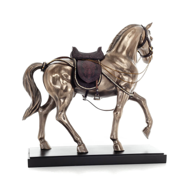 Häst eller Equine, en gående häst med sadel, 48,5 cm. Helkroppsstatyett med brons elektroplätering Veronese Veronese 3 - grifon.