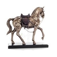 Häst eller Equine, en gående häst med sadel, 48,5 cm. Helkroppsstatyett med brons elektroplätering Veronese Veronese 3 - grifon.