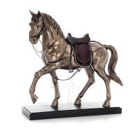 Häst eller Equine, en gående häst med sadel, 48,5 cm. Helkroppsstatyett med brons elektroplätering Veronese Veronese 5 - grifon.