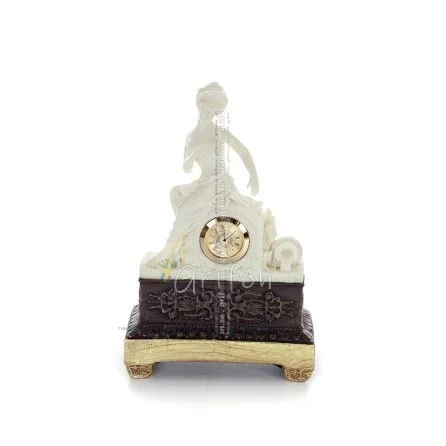Aphrodite: The Goddess of Love and Beauty in Clockwork 22,5 cm Staty, Polyester Alabaster Marble Type, Antika Grekland Alabaster